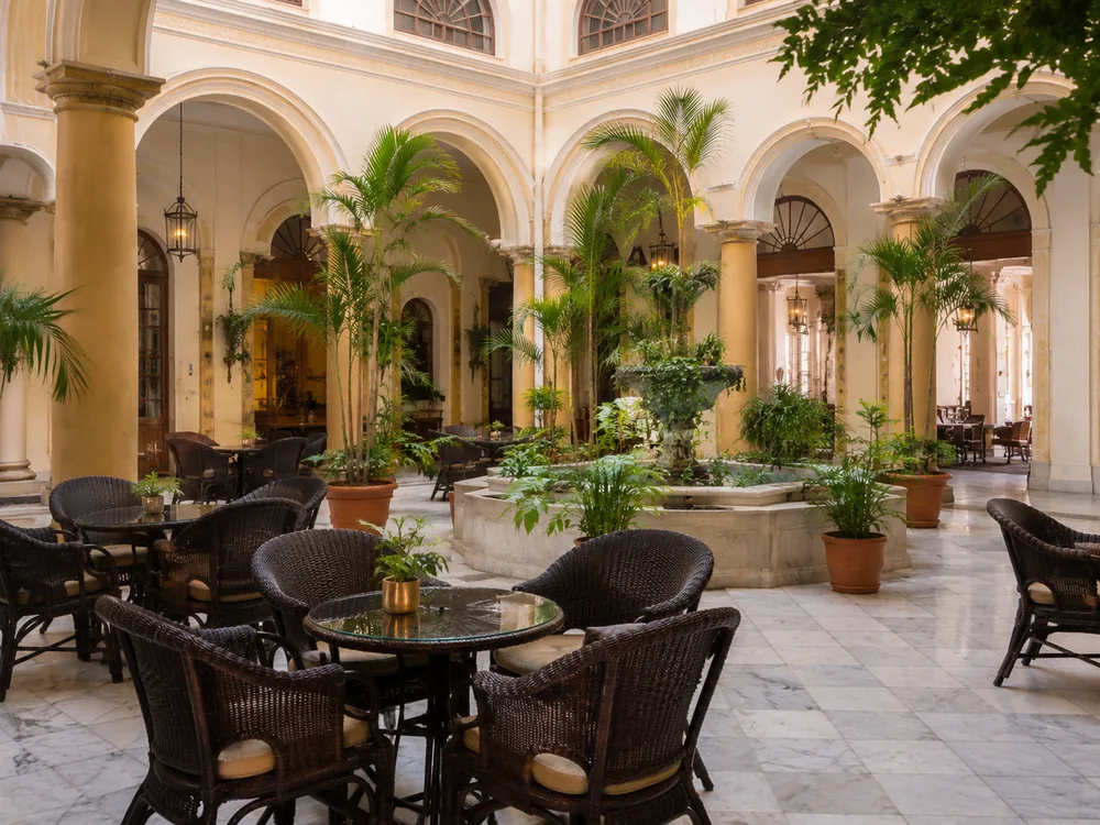 Patio interior y bar del HOTEL PLAZA LA HABANA